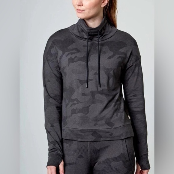 Mondetta Tops - Mondetta Collection / Camo Jacquard Popover size XS
